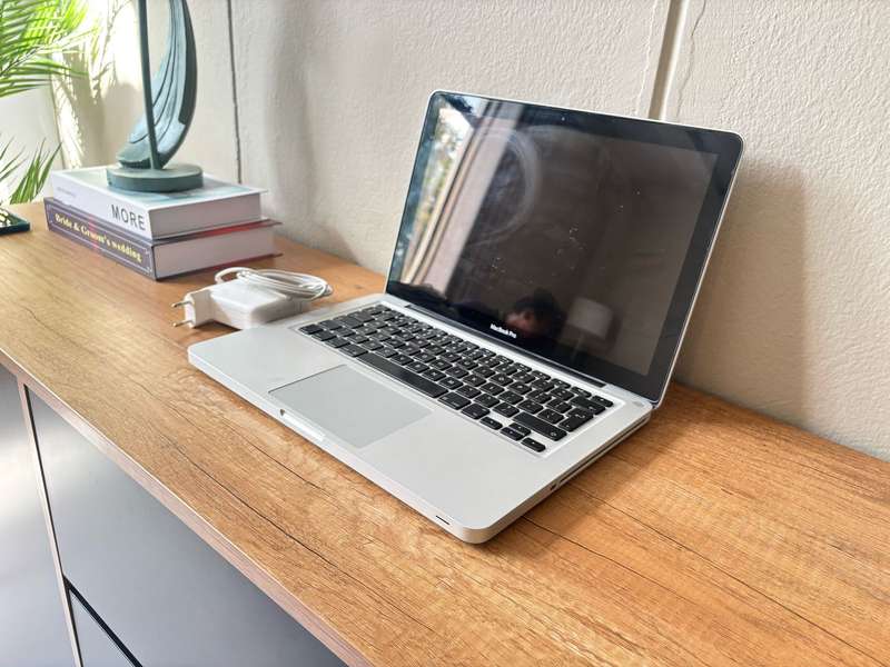 Apple MacBook Pro 13" (Mid 2010)  Intel Core 2 Duo / 4GB RAM / 128GB SSD