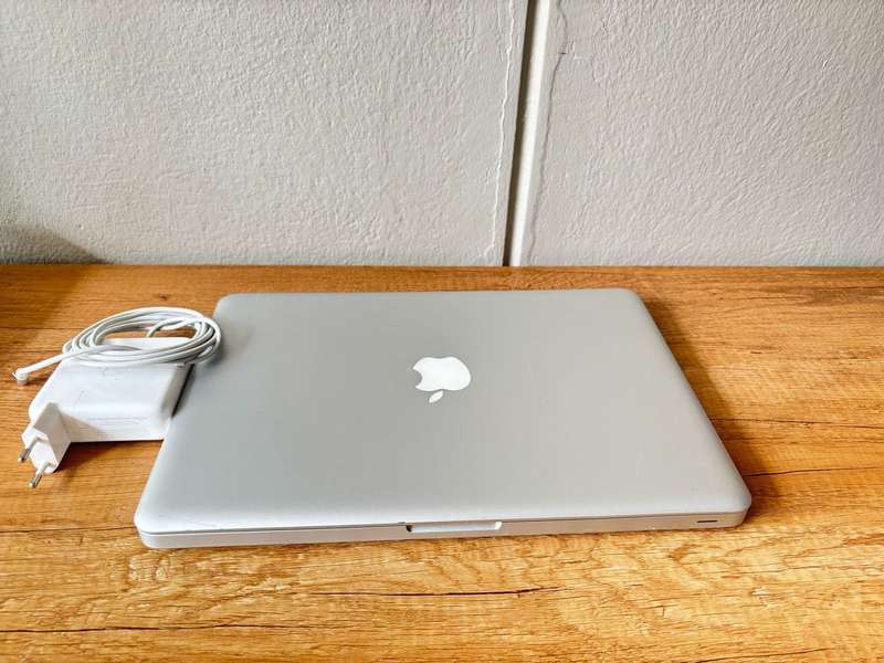 Apple MacBook Pro 13" (Mid 2010)  Intel Core 2 Duo / 4GB RAM / 128GB SSD