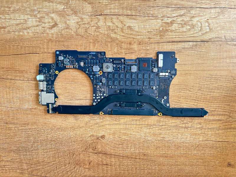 Apple MacBook Pro 15" Retina (2015) Logic Board  iCloud Free  Grade C  AS IS