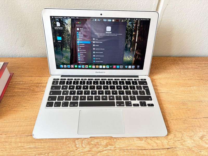 2014 Apple MacBook Air  11-Inch (Core i5, 4GB RAM, 128GB SSD)