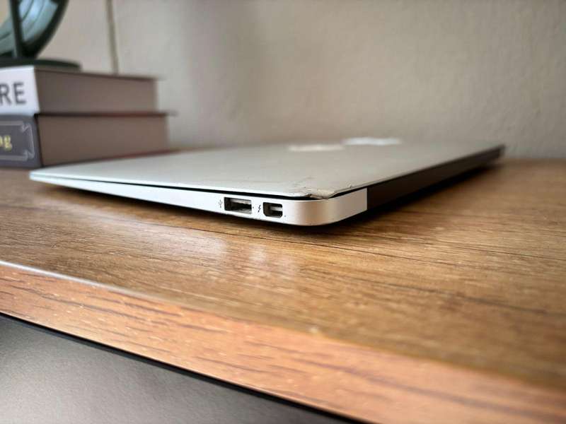 2014 Apple MacBook Air  11-Inch (Core i5, 4GB RAM, 128GB SSD)