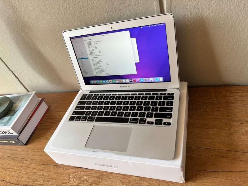 Apple MacBook Air 11-inch (2015, Core i5, 128GB SSD)