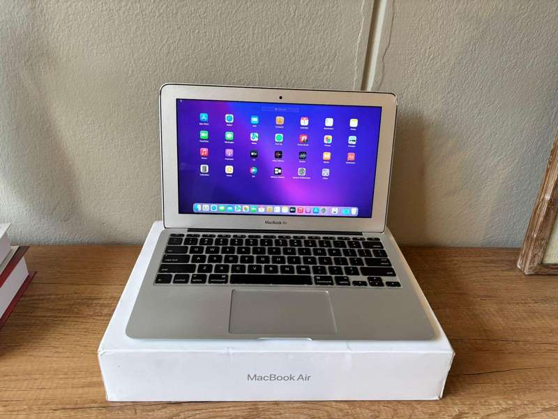Apple MacBook Air 11-inch (2015, Core i5, 128GB SSD)
