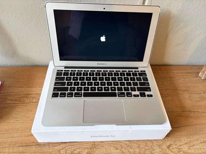 Apple MacBook Air 11-inch (2015, Core i5, 128GB SSD)
