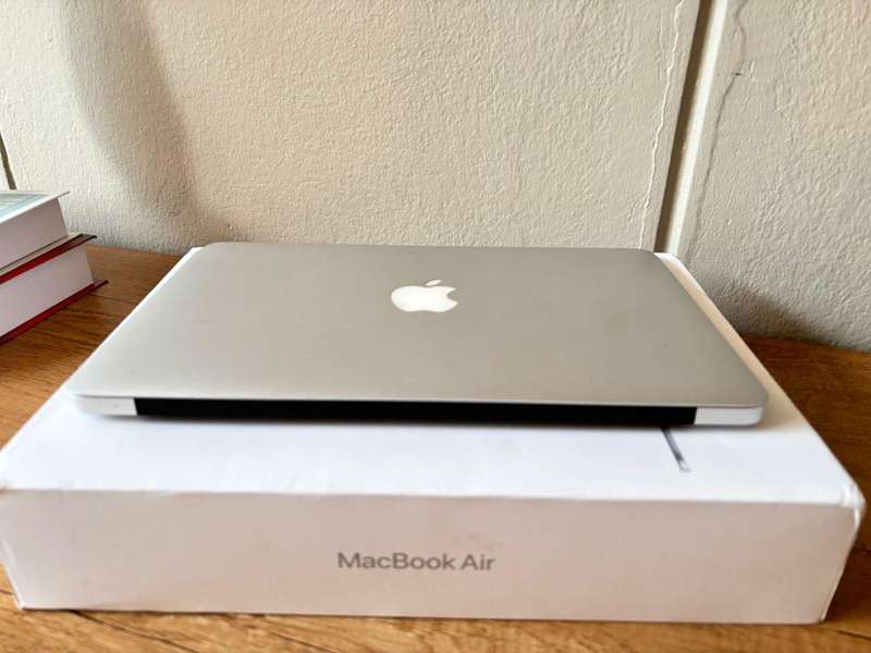 Apple MacBook Air 11-inch (2015, Core i5, 128GB SSD)
