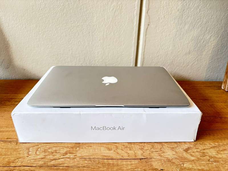 Apple MacBook Air 11-inch (2015, Core i5, 128GB SSD)