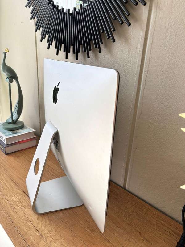 Apple iMac 21.5" Retina Display (2017)  i5 | 8GB RAM | 256GB SSD | Excellent Condition