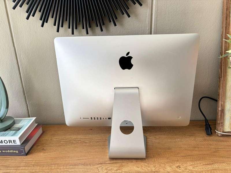 Apple iMac 21.5" Retina Display (2017)  i5 | 8GB RAM | 256GB SSD | Excellent Condition