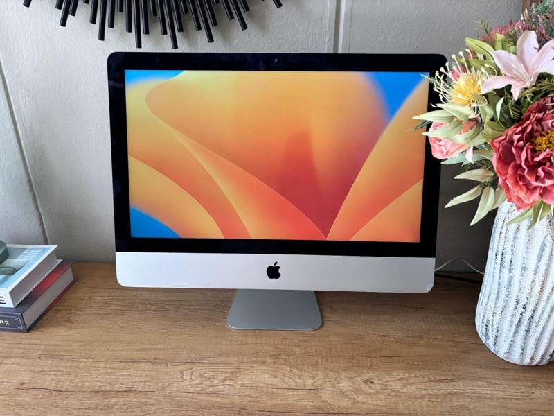 Apple iMac 21.5" Retina Display (2017)  i5 | 8GB RAM | 256GB SSD | Excellent Condition