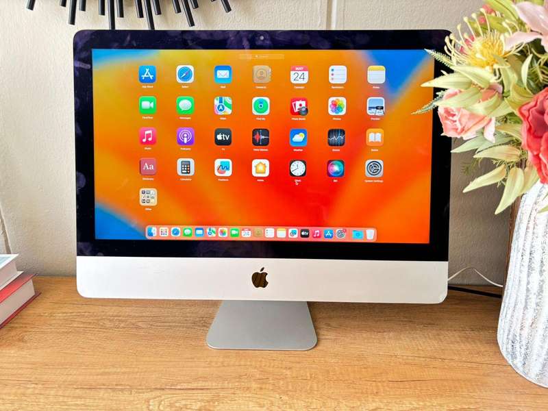 Apple iMac 21.5" Retina Display (2017)  i5 | 8GB RAM | 256GB SSD | Excellent Condition