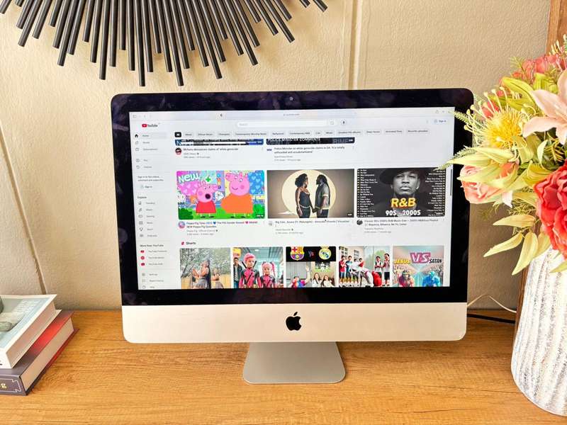 Apple iMac 21.5" Retina Display (2017)  i5 | 8GB RAM | 256GB SSD | Excellent Condition