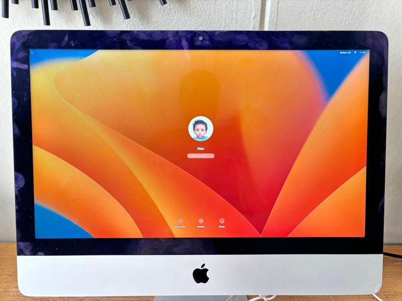 Apple iMac 21.5" Retina Display (2017)  i5 | 8GB RAM | 256GB SSD | Excellent Condition
