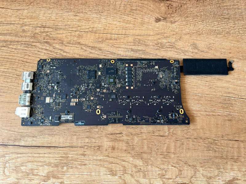  Apple MacBook Pro 13" Retina Logic Board (2015 Model)