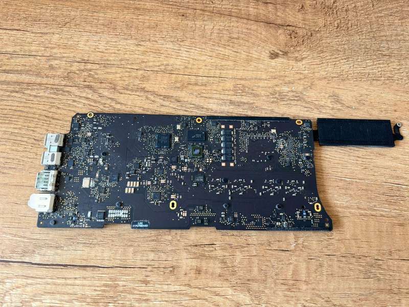  Apple MacBook Pro 13" Retina Logic Board (2015 Model)