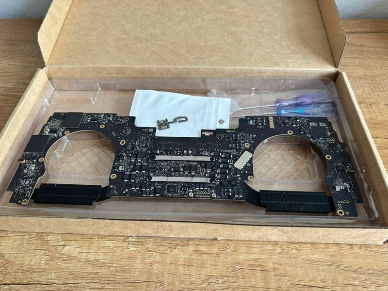 Apple MacBook Pro 13" (A1706, 2017) Logic Board with Touch ID | i5 3.1GHz | 8GB RAM | 256GB