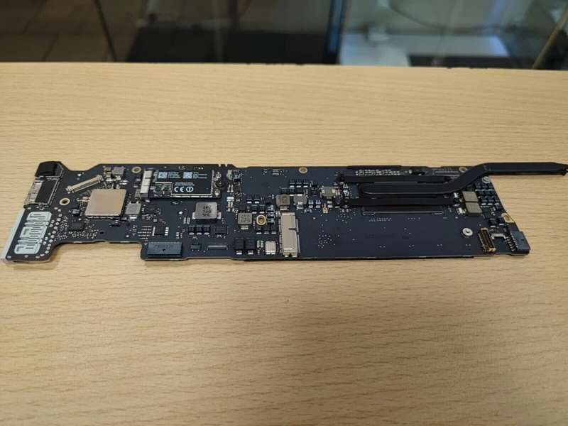 Apple MacBook Air 13" (2017) 1.8 GHz Logic Board - Core i5, 8GB RAM - iCloud Free