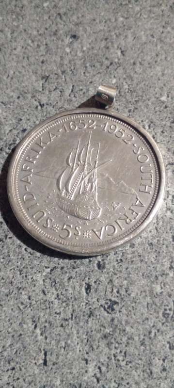 1952 UNION CROWN , TURNED INTO PENDANT,WITH THE ADDITIONAL SILVER .WEIGHT 32.4 GRAMS.