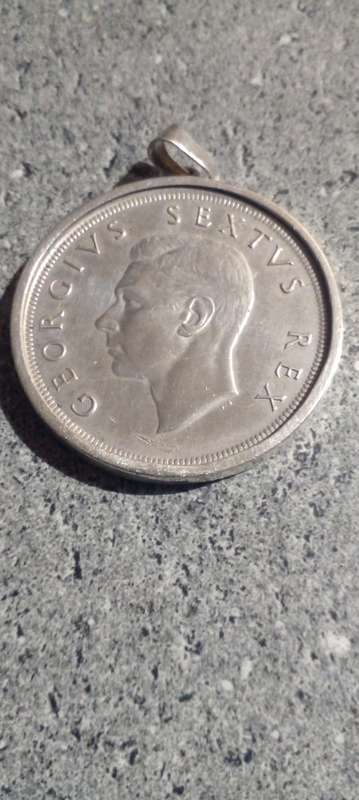 1952 UNION CROWN , TURNED INTO PENDANT,WITH THE ADDITIONAL SILVER .WEIGHT 32.4 GRAMS.