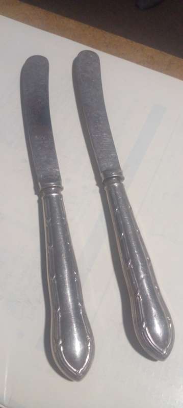 2x STERLING SILVER BUTTER KNIVES , HALLMARKED CROWN AND LION. TOTAL WEIGHT (BOTH) 56 GRAM. SEE DESC.