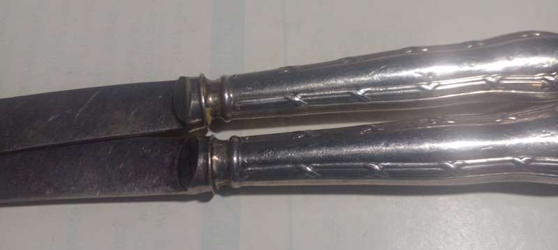 2x STERLING SILVER BUTTER KNIVES , HALLMARKED CROWN AND LION. TOTAL WEIGHT (BOTH) 56 GRAM. SEE DESC.