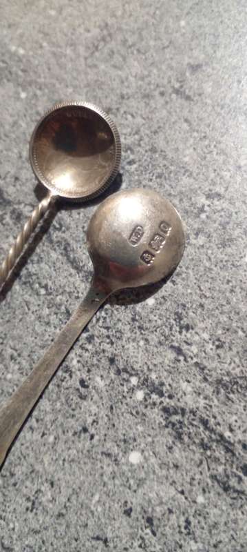 STERLING SILVER POT WITH 2STERLING SILVER SPOONS. TOTAL WEIGHT 37 GRAMS.