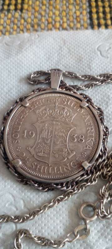 1938 SILVER UNION OF SA HALFCROWN , SET IN A SILVER SETTING AND A  58 CMS LONG SILVER CHAIN.  DESC.