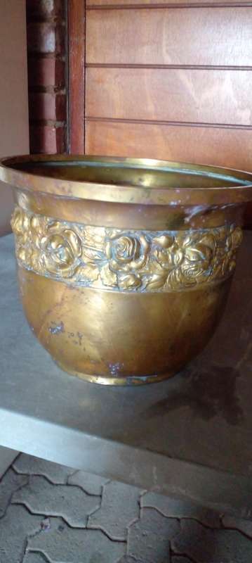 MASSIVE VICTORIAN VINTAGE BRASS PLANTERS ' POT IN YELLOW COPPER.SEE DESC.
