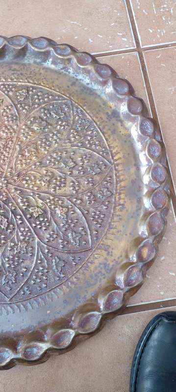 MASSIVE VTG ANTIQUE HAND HAMMERED MEDALLION MASSIVE ROUND BRASS ART PLATE. DESC.