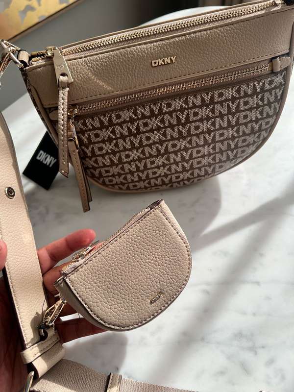 DKNY CROSSBODY (BRAND NEW)