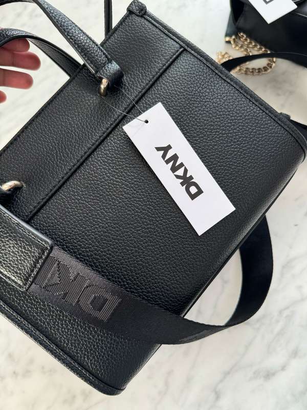 DKNY TOTE (BRAND NEW)
