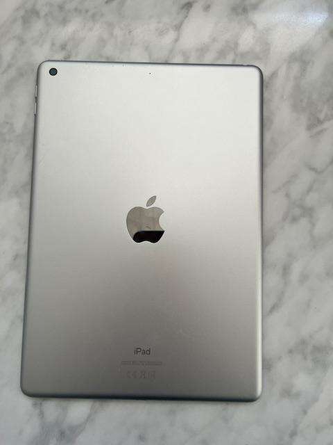 APPLE IPAD 8th Generation Hardly Used