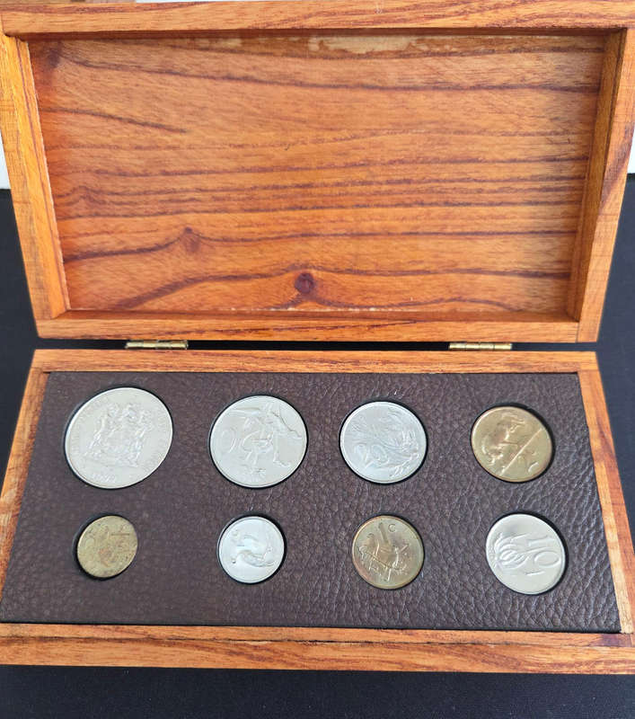 1977 Proofset in wooden display