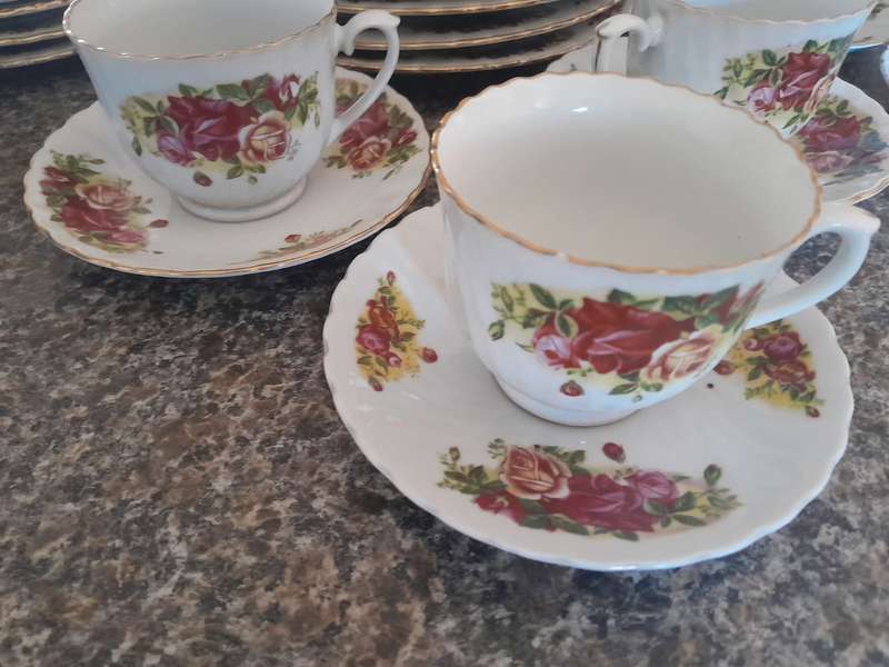 ELEGANT ROSE ENGLISH CHINA 36 PIECE DINNER SET - VINTAGE