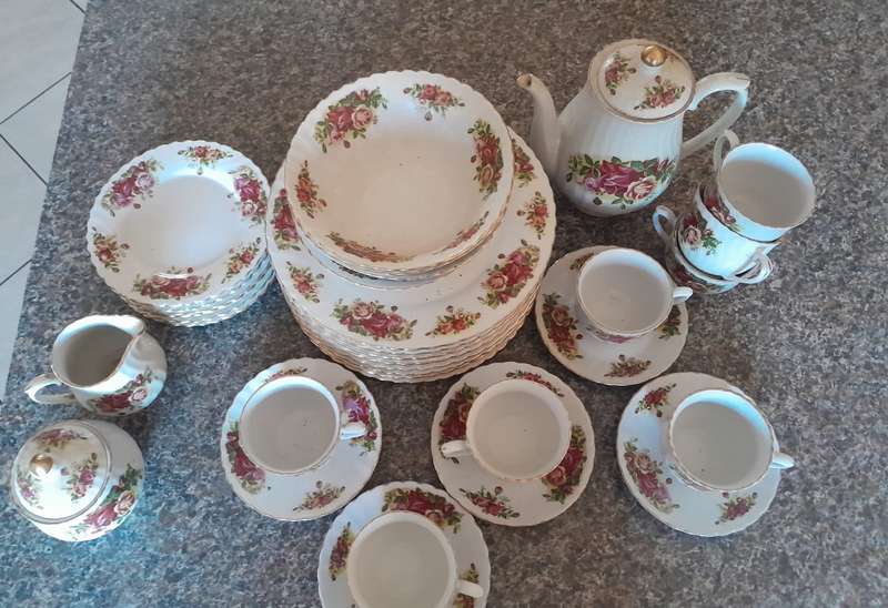 ELEGANT ROSE ENGLISH CHINA 36 PIECE DINNER SET - VINTAGE