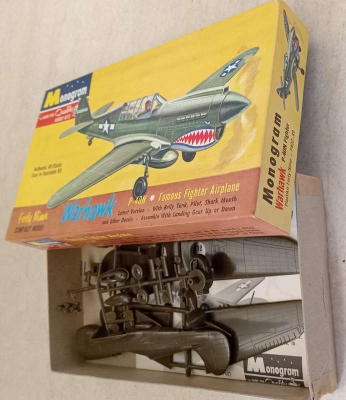 MONOGRAM, WARHAWK P-40N FIGHTER PLANE KIT#P402-49 1/72 Scale
