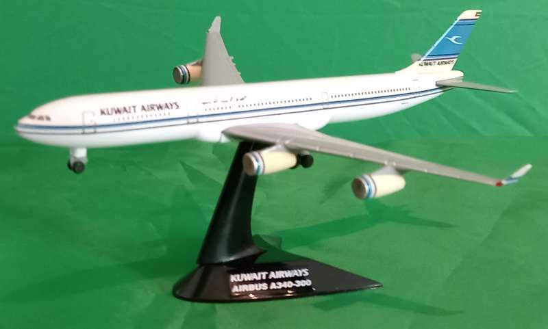 Herpa Wings, A340-300 Kuwait Airways with Stand - 504577 - 1:500