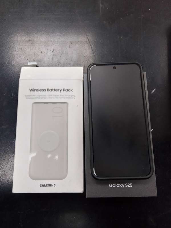 Samsung S25 with wireless power Bank