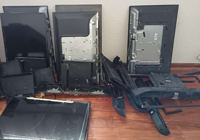 32 inch TV'S Mixed brands, Cracked screens and damage boards. Sold as a lot and as spares together