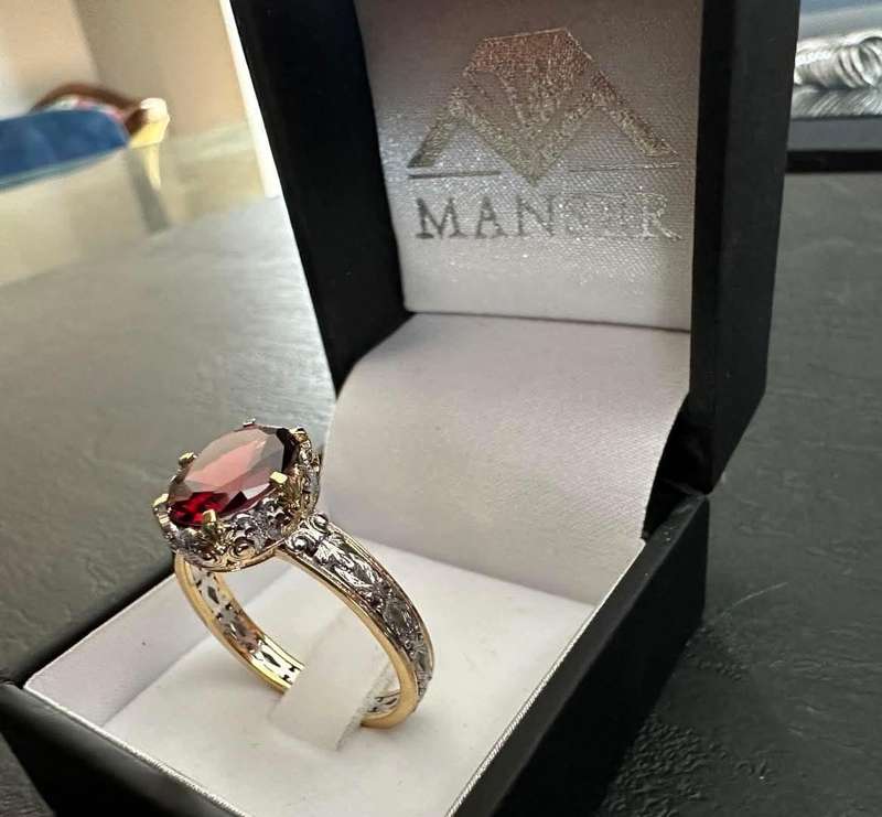 Red garnet, 9ct yellow gold ring.