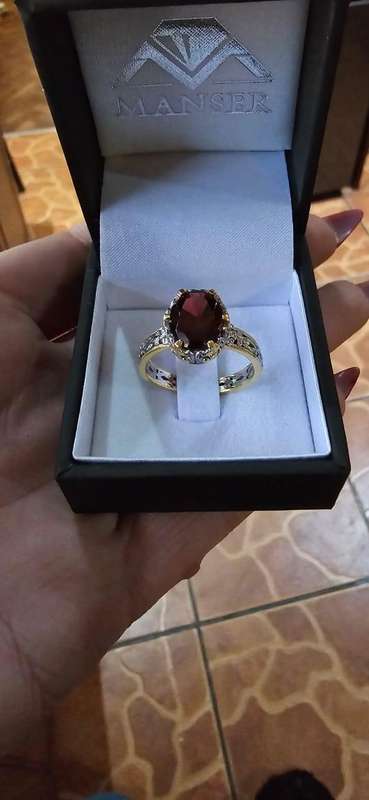 Red garnet, 9ct yellow gold ring.