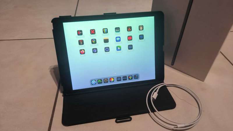 iPad 9th Generation 10.2" WiFi + Cellular 64GB incl accessories