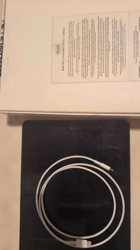 iPad 9th Generation 10.2" WiFi + Cellular 64GB incl accessories