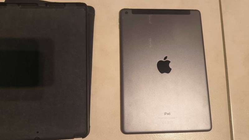 iPad 9th Generation 10.2" WiFi + Cellular 64GB incl accessories