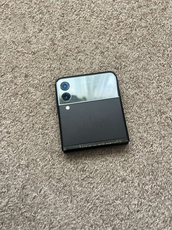 Samsung Z flip 3 5G 256gb 8gb ram with 3 green lines on screen works perfectly