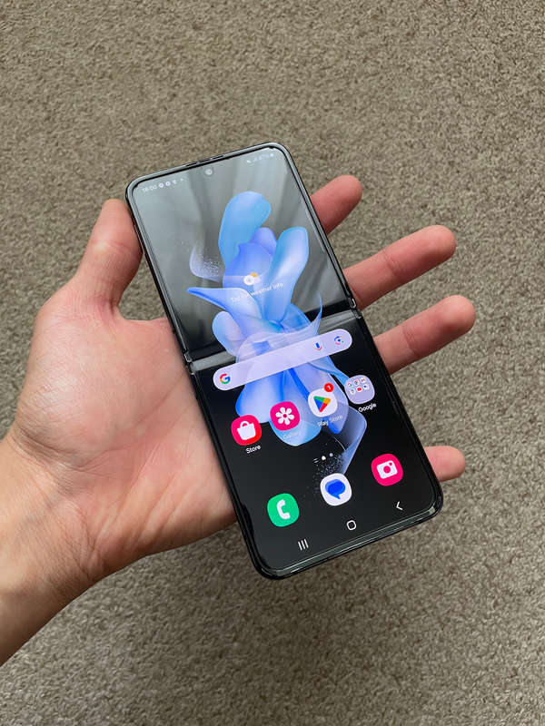 Samsung Z flip 4 5G 256gb 8gb ram Excellent condition