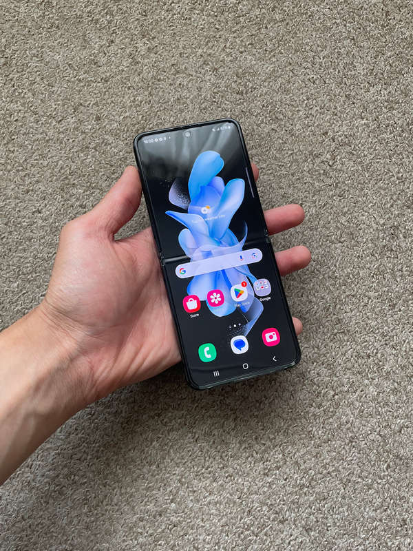 Samsung Z flip 4 5G 256gb 8gb ram Excellent condition