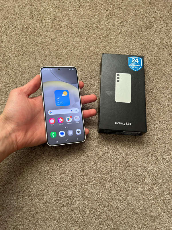 Samsung S24 128gb Dual sim 8gb ram Immaculate condition like new with box and cable