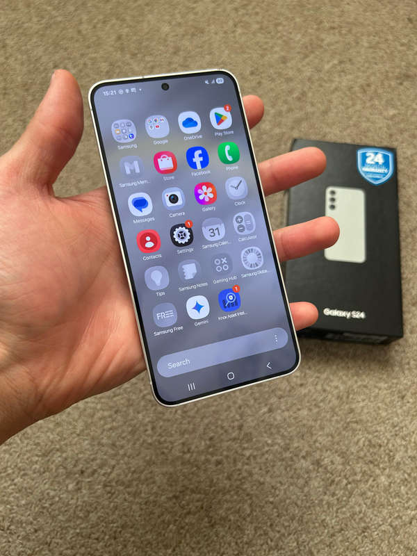 Samsung S24 128gb Dual sim 8gb ram Immaculate condition like new with box and cable