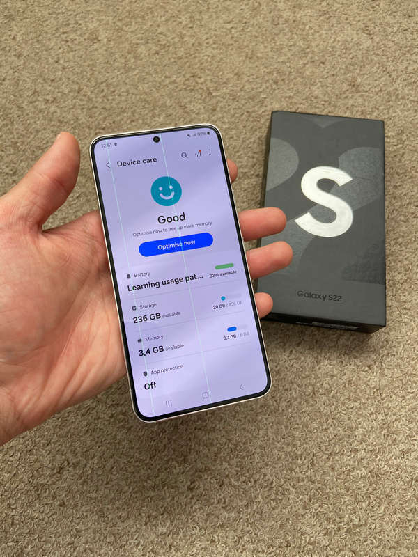 Samsung S22 5G 256gb Dual SIM with box and 2 green lines on screen