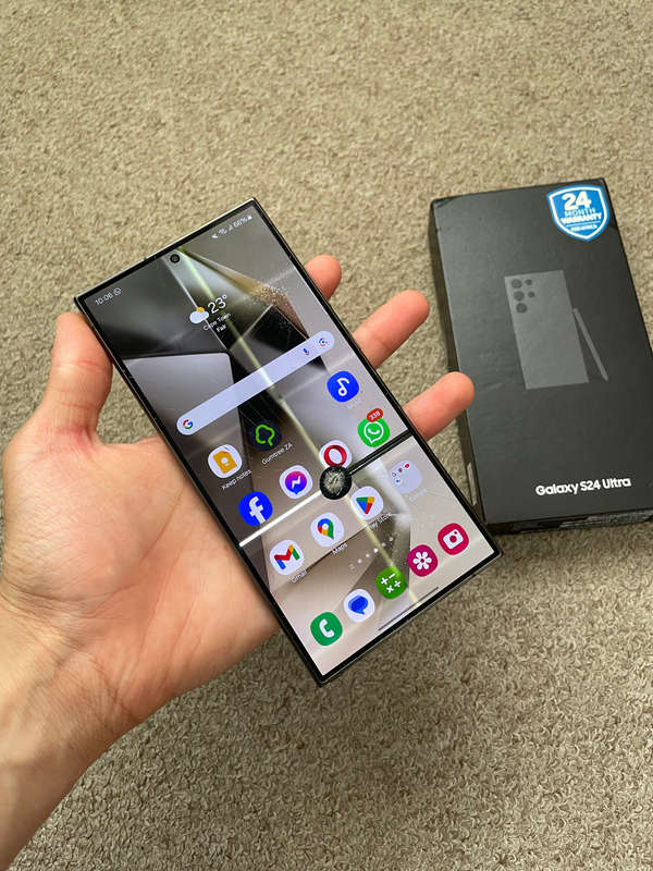 Samsung S24 Ultra 256gb 12gb ram Dual sim with box and cable cracked screen
